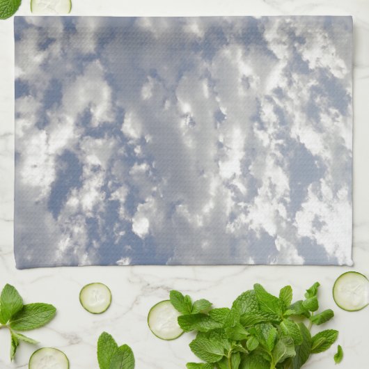 Mehrere Wolken, Sky View Handtuch (Gefaltet)