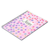 Mehrfarbenpunkte auf Pastellrosa Notizblock (Linke Seite)