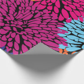 mehrfarbige Chrysanthemen auf schwarzem Packpapier (Ecke)