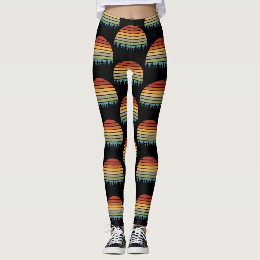 Mehrfarbige gestreifte Sonne mit Bäumen Thunder_Co Leggings (Vorderseite)