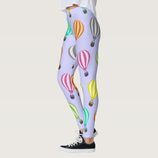Mehrfarbige Heißluftballons auf dem Lavendel Sky Leggings