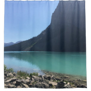 MEHRFARBIGE KANOE, DIE IM DOCK AM SEE FESTGELEGT S DUSCHVORHANG