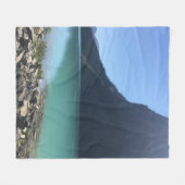 MEHRFARBIGE KANOE, DIE IM DOCK AM SEE FESTGELEGT S FLEECEDECKE (Vorderseite (Horizontal))