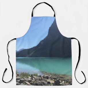 MEHRFARBIGE KANOE, DIE IM DOCK AM SEE FESTGELEGT S SCHÜRZE