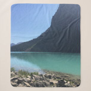 MEHRFARBIGE KANOE, DIE IM DOCK AM SEE FESTGELEGT S SHERPADECKE