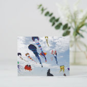 Mehrfarbige Kites Zeichnen des Himmels Postkarte (Stehend Vorderseite)