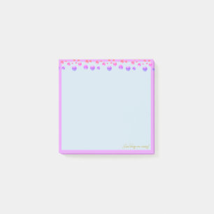 Mehrfarbige Konfetti auf hellblau Post-it Klebezettel
