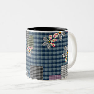 Mehrfarbige Patchwork-Retro-Muster im rustikalen S Zweifarbige Tasse
