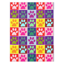 Mehrfarbige Paws auf mehrfarbigen Plätzen