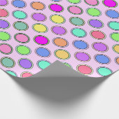 mehrfarbige Polka-Punkte auf blassrosa Hintergrund Geschenkpapier (Ecke)