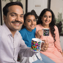 Mehrfarbige Schmetterlinge auf schwarzem Hintergru