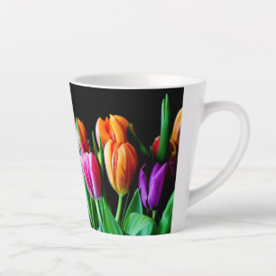 Mehrfarbige Tulip-Blume mit schwarzem Hintergrund Milchtasse