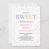 mehrfarbige Twins Sweet Celebration Birthday Einladung (Vorderseite)