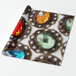 Mehrfarbige Vintage-Broschen auf weißem Hintergrun Geschenkpapier