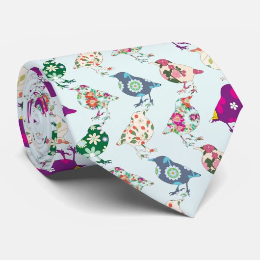 Mehrfarbige Vögel auf hellblauer Männchen-Krawatte Krawatte (Gerollt)