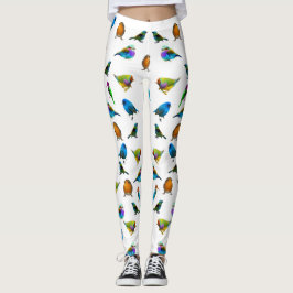 Mehrfarbige Vögel auf weißen Leggings