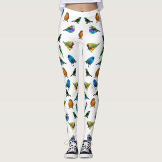 Mehrfarbige Vögel auf weißen Leggings
