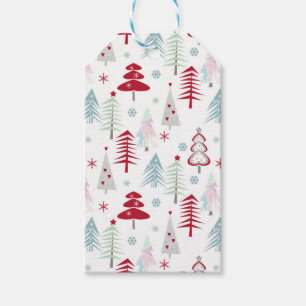 mehrfarbige Weihnachtsbäume auf einem weißen Geschenkanhänger