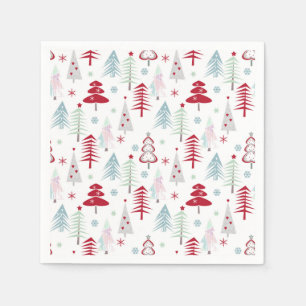 mehrfarbige Weihnachtsbäume auf einem weißen Serviette