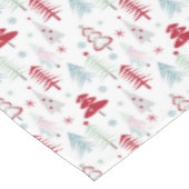 mehrfarbige Weihnachtsbäume auf einem weißen Tischdecke (Schrägansicht)