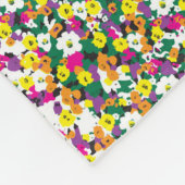 mehrfarbiger Hintergrund mit Quadraten und Punkten Fleecedecke (Ecke)