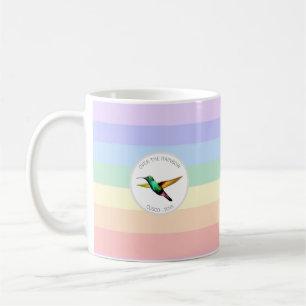 Mehrfarbiger Kolibri auf pastellfarbenem Regenboge Kaffeetasse