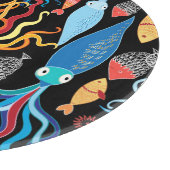 mehrfarbiger Tintenfisch Schwarzer Hintergrund Schneidebrett (Ecke)