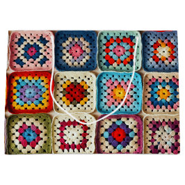 mehrfarbiges Crocheted Granny Square Quilt Große Geschenktüte