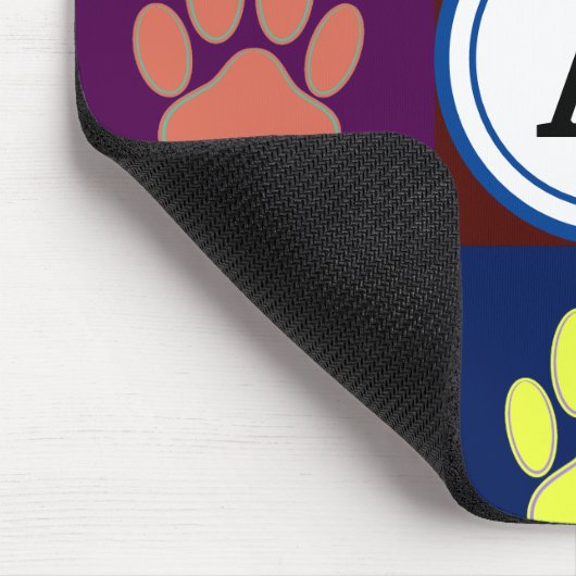 Mehrfarbiges Dog PW Druckmuster mit Monogramm Mousepad (Ecke)