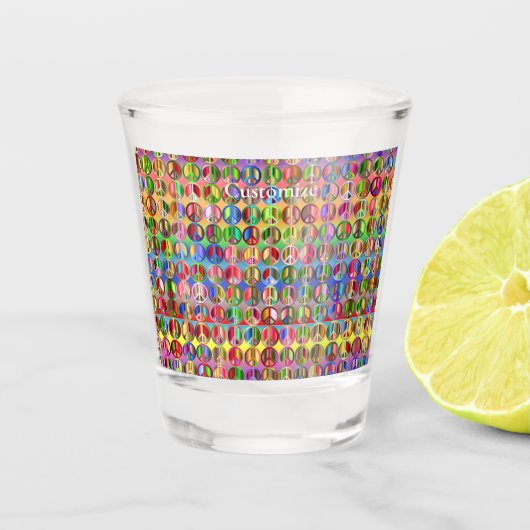 mehrfarbiges Friedenssymbolmuster Schnapsglas (Vorderseite)