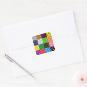 mehrfarbiges Patchwork Quilt Polka Dots Quadratischer Aufkleber (Umschlag)