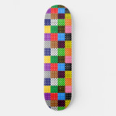 mehrfarbiges Patchwork Quilt Polka Dots Skateboard (Vorderseite)