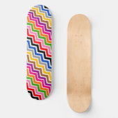 Mehrfarbiges Zigzag Zickzack Muster Skateboard (Vorderseite)