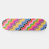 Mehrfarbiges Zigzag Zickzack Muster Skateboard (Horizontal)