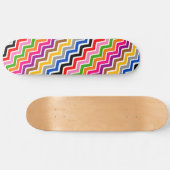 Mehrfarbiges Zigzag Zickzack Muster Skateboard (Horizontal)