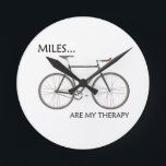 Meilen sind meine Therapie Runde Wanduhr<br><div class="desc">Sie können,  es funktioniert,  gerade einige Meilen auf dem Fahrrad und alle Ihre Probleme beginnen zu verschwinden. Viel billiger als ein Therapeut.</div>