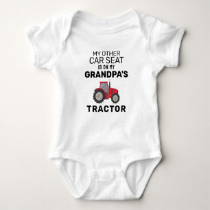 Mein anderer Autositz ist auf dem Traktor meines O Baby Strampler