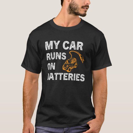 Mein Auto fährt mit Akkus mit dem Wagen für Elektr T-Shirt (Vorderseite)