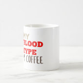 Mein Bluttyp ist ein Kaffee-Zitat Kaffeetasse (Mittel)