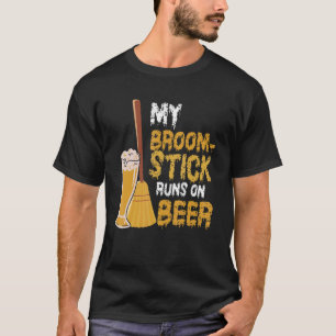Mein Broomstick läuft an BierHalloween-Hexerei. T-Shirt