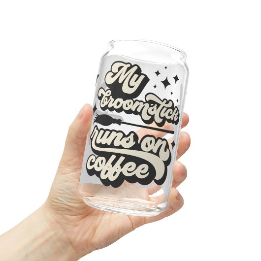 Mein Broomstick läuft auf der Tasse des Kaffees, H Dosenglas