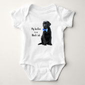 Mein Bruder ist Black Lab - Black Labrador Retriev Baby Strampler (Vorderseite)