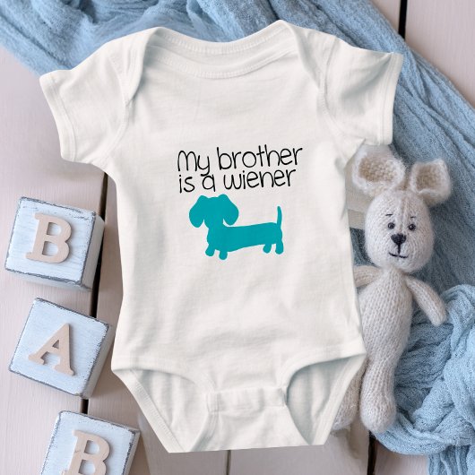 Mein Bruder ist ein neutrales Geschenk für Dackeln Baby Strampler