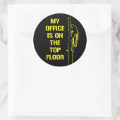 "Mein Büro befindet sich im obersten Stock" gelber Runder Aufkleber (Tasche)