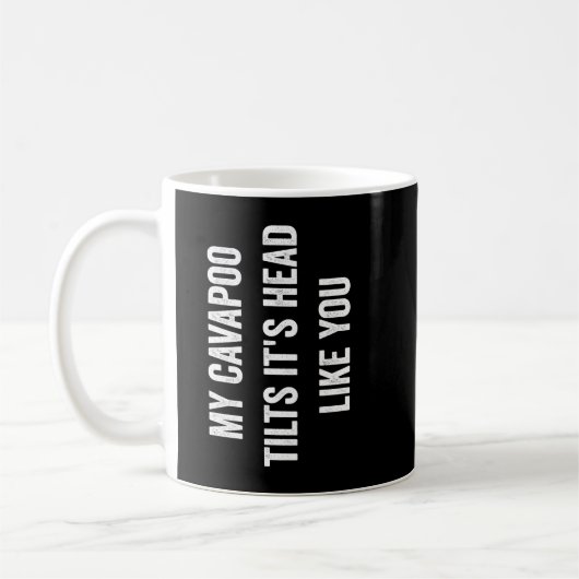 Mein Cavapoo neigt seinen Kopf wie du Kaffeetasse (Links)