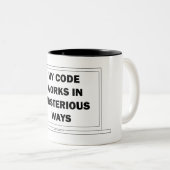 Mein Code funktioniert auf geheimnisvolle Weise Zweifarbige Tasse (VorderseiteRechts)
