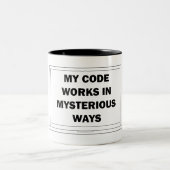 Mein Code funktioniert auf geheimnisvolle Weise Zweifarbige Tasse (Mittel)