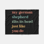 Mein deutscher Schäferhund neigt seinen Kopf wie d Fleecedecke (Vorderseite (Horizontal))