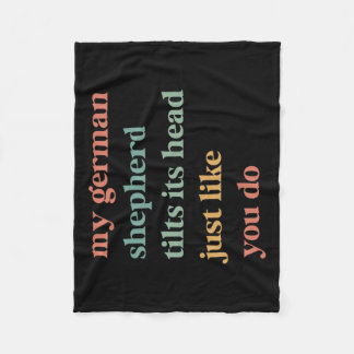 Mein deutscher Schäferhund neigt seinen Kopf wie d Fleecedecke