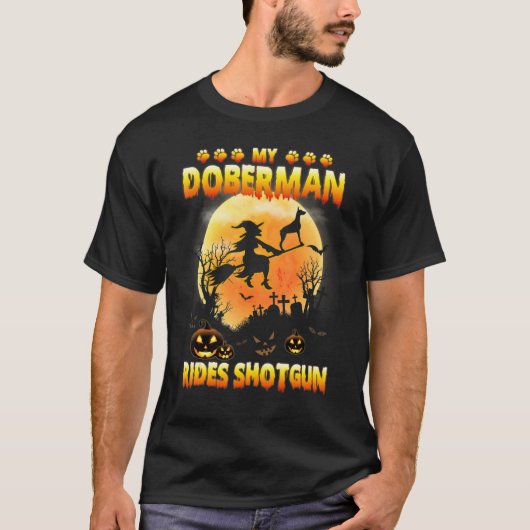 Mein Doberman fährt Shotgun Hexe Fly Broomstick Ha T-Shirt (Vorderseite)